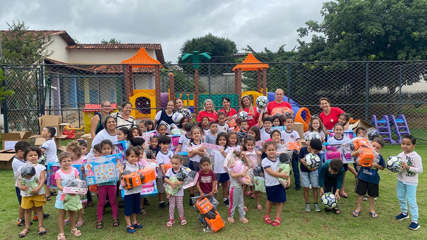 Entrega de Brinquedos da Campanha Natal do Bem, nas Escolas Municipais de Ipameri: Um Natal de Alegria