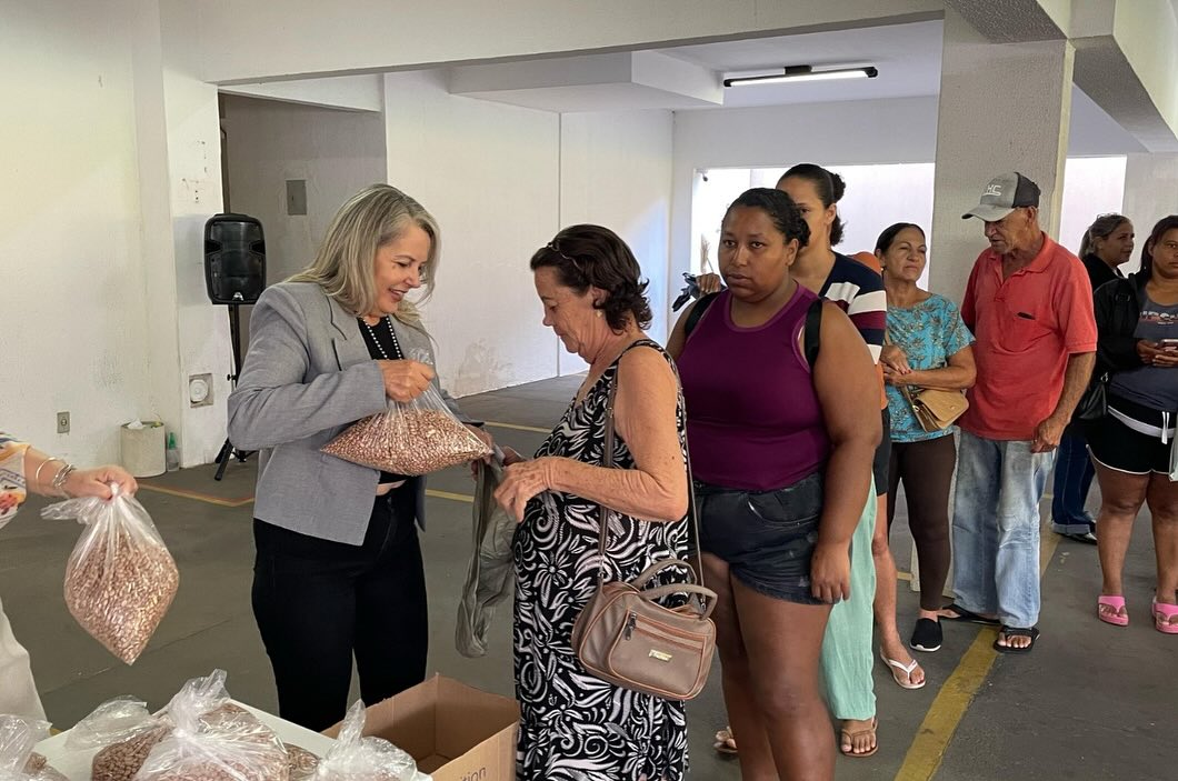 Entrega de feijão para famílias em situação de vulnerabilidade em Ipameri e Domiciano Ribeiro